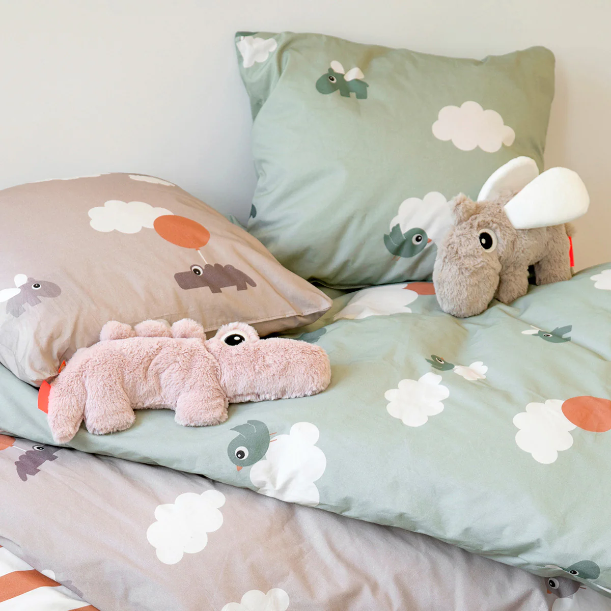 fure Ferie fordrejer Done by Deer Junior sengetøj, Happy clouds green - Done by Deer -  Børneneskartel.dk